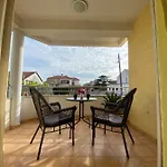 Beneta With Garage Daire